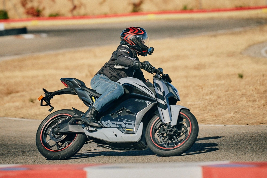 Prueba Ultraviolette F77 Mach 2 – SuperStreet